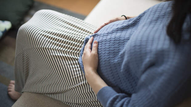 Гинеколог Банный посоветовал беременным пить больше воды при токсикозе