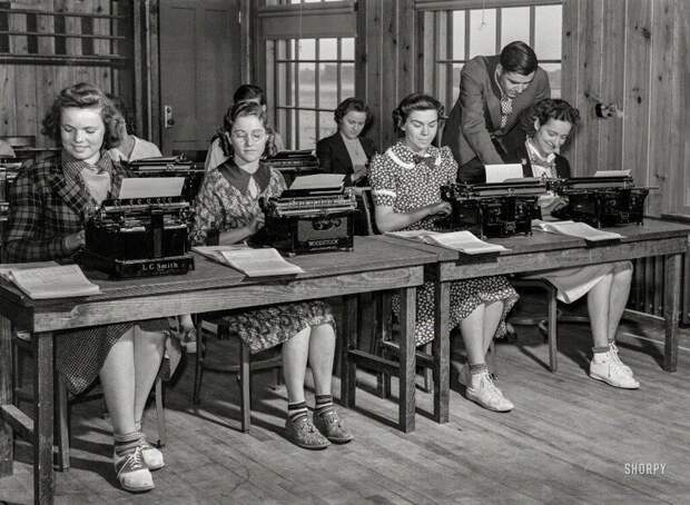 В классе на курсах машинисток при плантациях Эшвуд в Южной Каролине; США, май 1939 года. Фото Marion Post Wolcott, с Shorpy