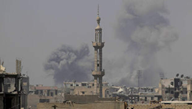Дым после авиадура в Ракке, Сирия