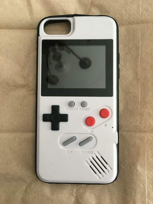 2. Чехол для телефона с работающим Game Boy