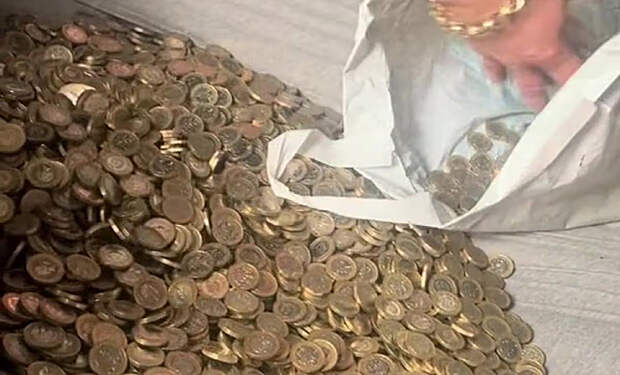 Парень складывал по монете в бутылку каждый день. Через 4 года он посчитал накопленное и удивился