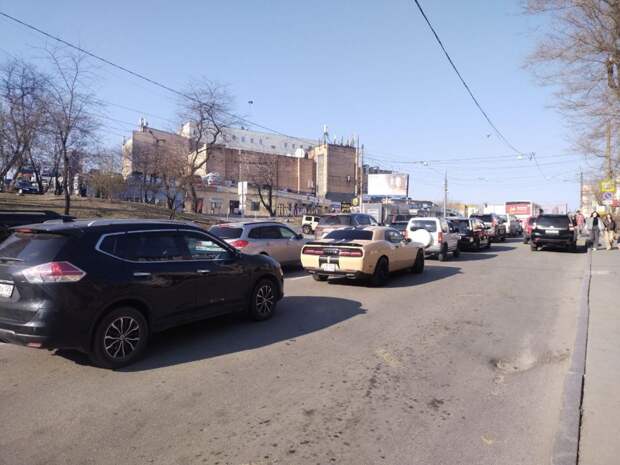 Город стоит колом: Жители Владивостока продолжают стоять в огромных пробках