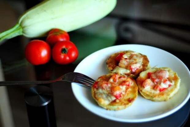 Кабачки жареные с помидорами и сыром