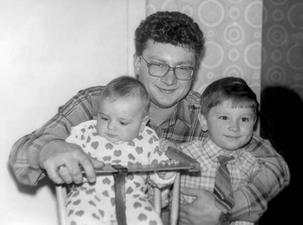 Родители Антона вступили брак, едва закончив школу. С отцом, Олегом Хабаровым, и младшей сестрой Елизаветой Родители Антона вступили брак, едва закончив школу. С отцом, Олегом Хабаровым, и младшей сестрой Елизаветой