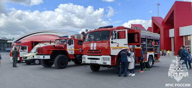 Кузбасские пожарные устроили праздник на городской площади