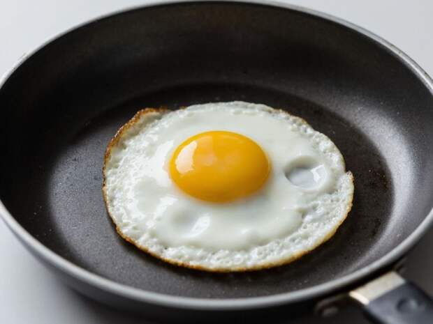 Почему нельзя жарить яйца на сковороде: запомните на всю жизнь