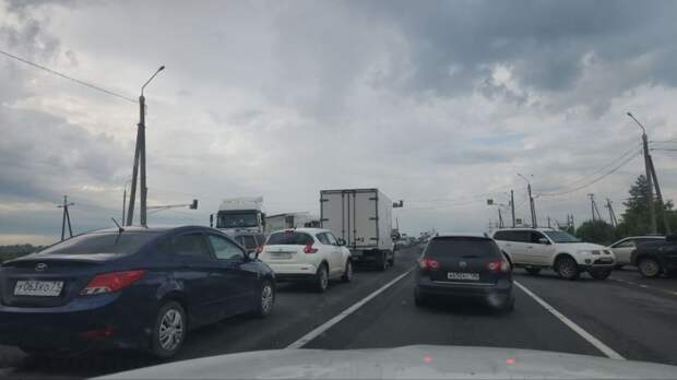 На трассе М-2 «Крым» образовались огромные пробки из-за неработающего светофора