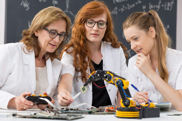 НИУ ВШЭ: женщины составляют почти 40% исследователей в России