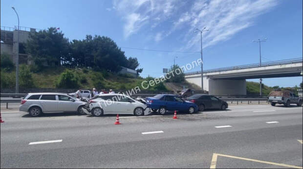 Под Севастополем столкнулись четыре автомобиля: есть пострадавшие