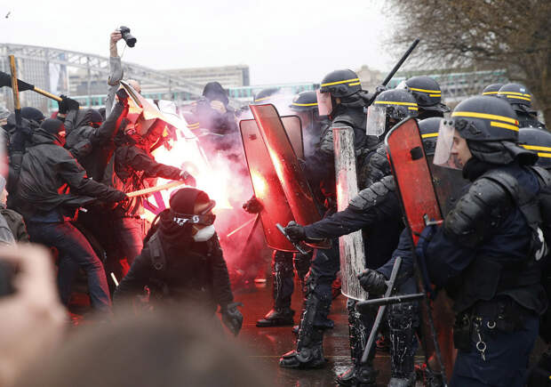 18 пугающих снимков протестов во Франции