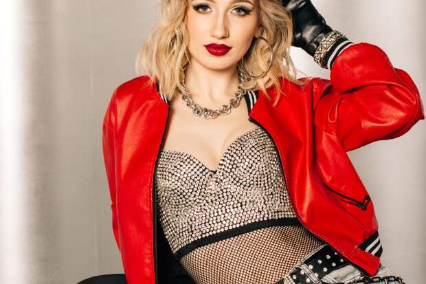 Студентка МГУ Александра Романова начала петь в группе "Воровайки"