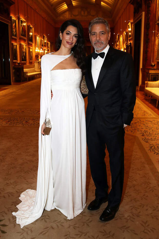 Амаль Клуни в шикарном белом платье со шлейфом, Джордж Клуни в черном костюме с бабочкой
