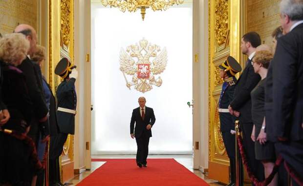 На фото: избранный президент России Владимир Путин на церемонии инаугурации в Андреевском зале Большого Кремлевского дворца, 2012 год