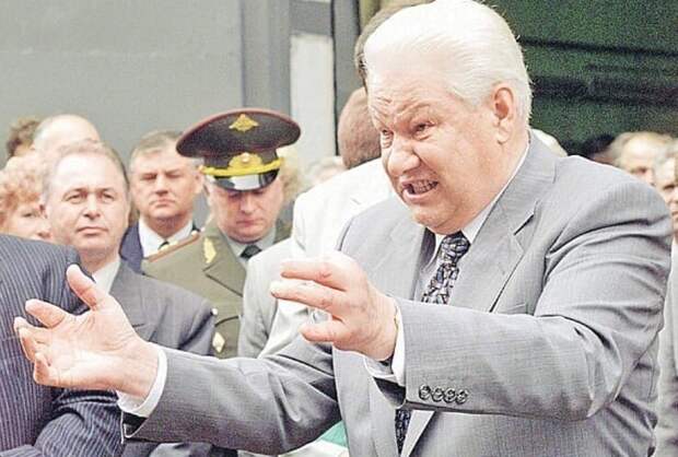 18. Борис Ельцин обещает народу, что дефолта в России не будет. Спустя 3 дня дефолт случился. 14 августа 1998 года, Нижний Новгород.
