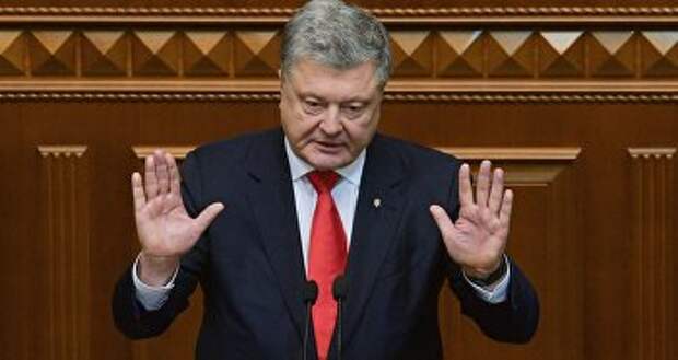 Президент Украины Петр Порошенко выступает на заседании Верховной рады Украины, где рассматривается решение о введении военного положения в стране