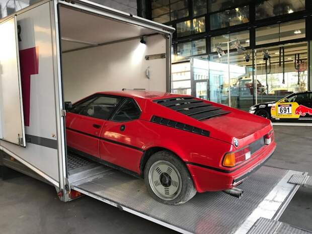 После многолетнего простоя в итальянском гараже M1 увезли в Германию, где ее приведут в порядок и поставят на ход bmw, м1