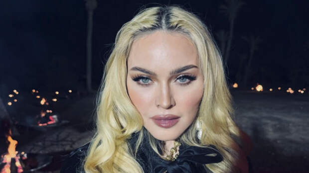 Певиц Мадонну застали в нижнем белье с молодыми любовниками