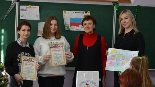 Территориальная избирательная комиссия Джанкойского района  наградила победителей конкурса  «Я рисую выборы»