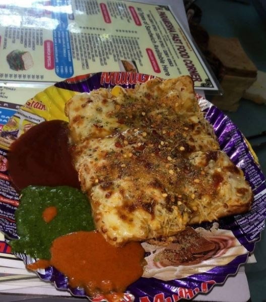 Сэндвич с домашним сыром и специями в H. Parmesha Fast Food Corner, Fort Пальчики оближешь, едим вне дома, индия, мумбай, национальный колорит, уличная еда