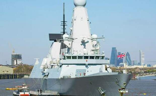 На фото: британский эсминец Defender