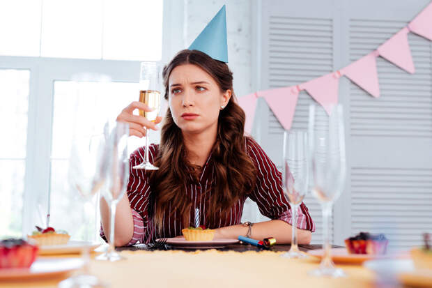 Россияне старше 45 лет активнее других скидываются на дни рождения коллег