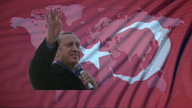 Президент Турции Эрдоган на фоне турецкого флага и карты мира