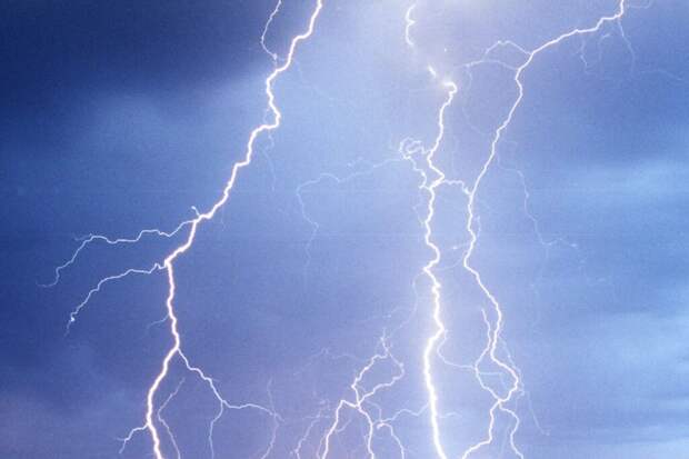 От удара молнии пострадали восемь футболистов