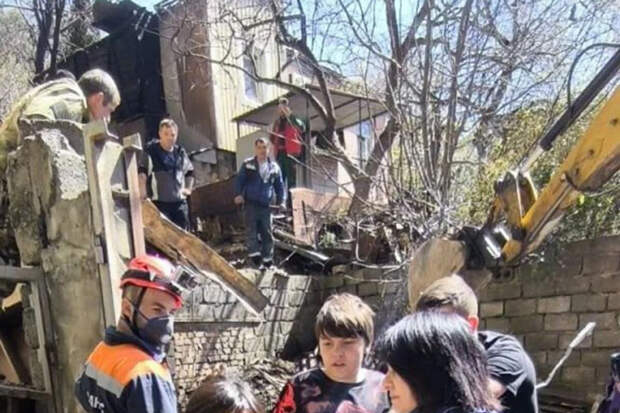 В Туапсе при разборе завалов обнаружили живой кошку