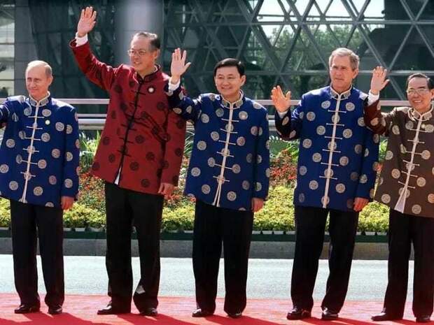 7. На саммите АТЭС в 2001 году в Шанхае все облачились в китайские национальные костюмы Саммит, интересно, национальные костюмы, президент, путин, фото