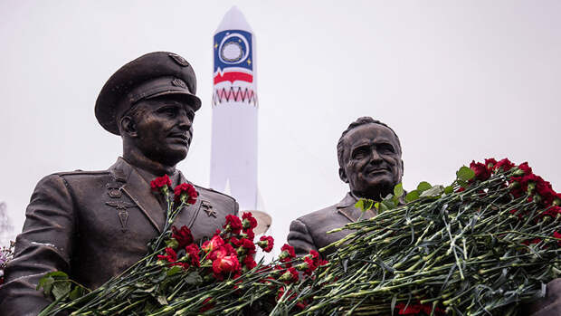 Церемония открытия памятника конструктору Сергею Королеву и космонавту Юрию Гагарину в Королеве, 12 января 2017 года
