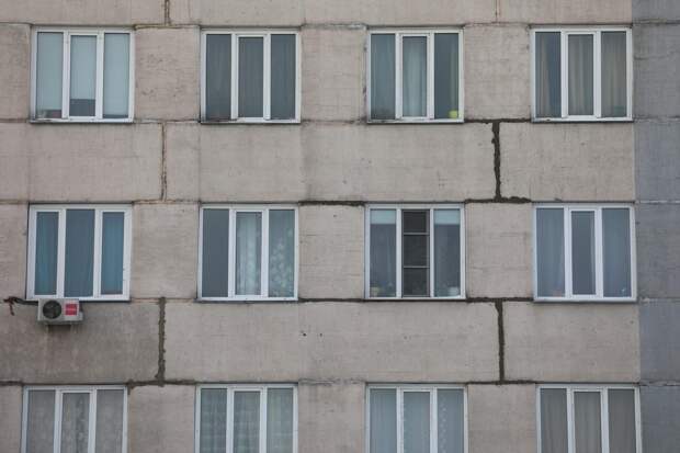 Трехлетний мальчик выпал из окна на правобережье Красноярска