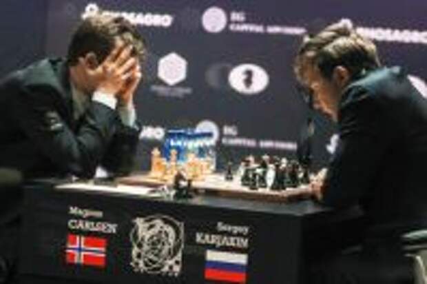 Гроссмейстер Магнус Карлсен (Норвегия) и гроссмейстер Сергей Карякин (Россия) в партии матча за звание чемпиона мира 2016 в Нью-Йорке.