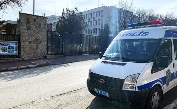 На фото: автомобиль полиции около посольства РФ. Власти Турции усилили меры по обеспечению безопасности посольства России в связи с угрозами, поступающими послу Алексею Ерхову из-за обострения ситуации в сирийской провинции Идлиб. 14 февраля 2020 года