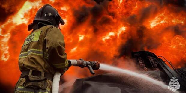 Массированный удар по Волгограду: что известно о пожаре на нефтебазе после падения обломков БПЛА