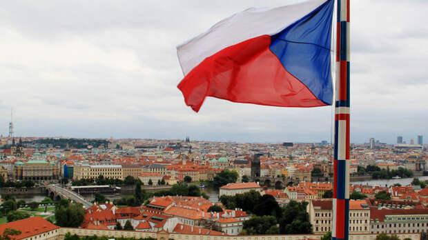 Парламент Чехии призвал ограничить число российских дипломатов в Праге