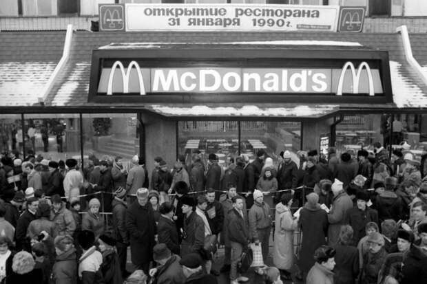 Очередь в ресторан на Пушкинской площади в Москве вскоре после открытия. Фото: ТАСС