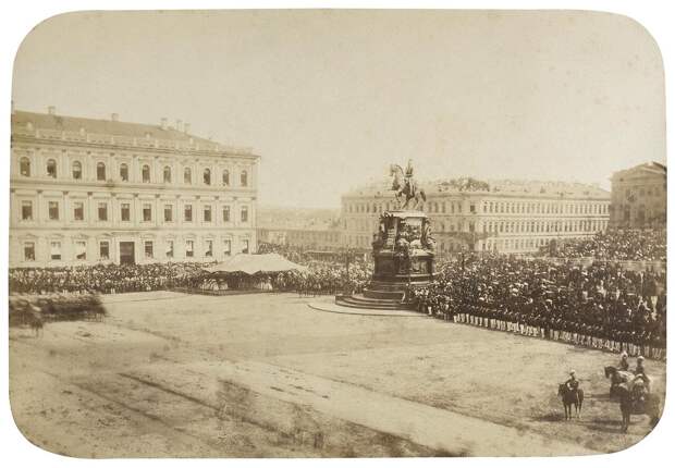 Памятник Императору Николаю I в день открытия. 1859