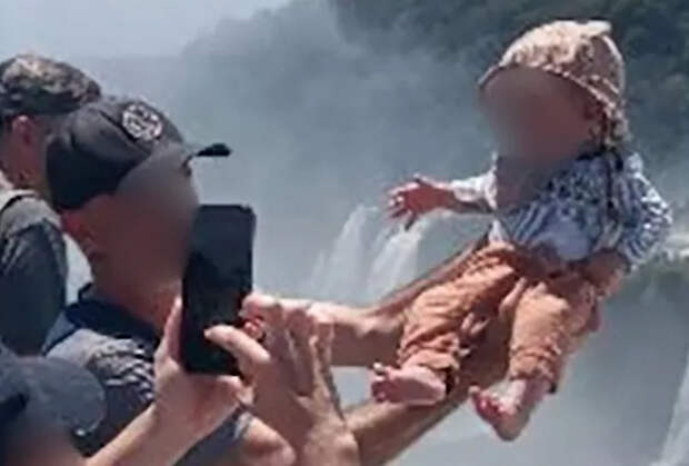Турист подержал младенца над Глоткой Дьявола ради фото и нарвался на критику в сети