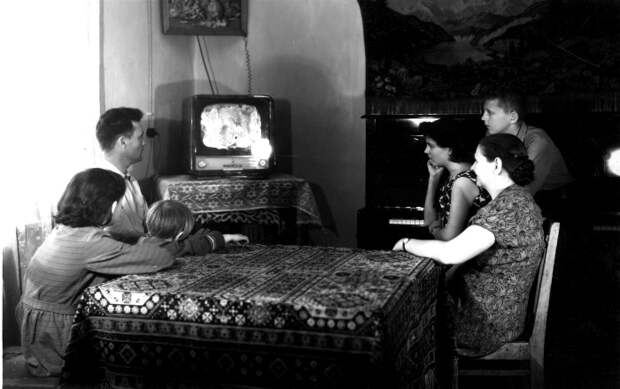 В советское время от телевизора садились недалеко, ведь переключить канал с дивана возможности не было.