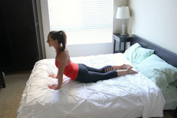 Бодрящие позы йоги, которые можно делать утром в постели