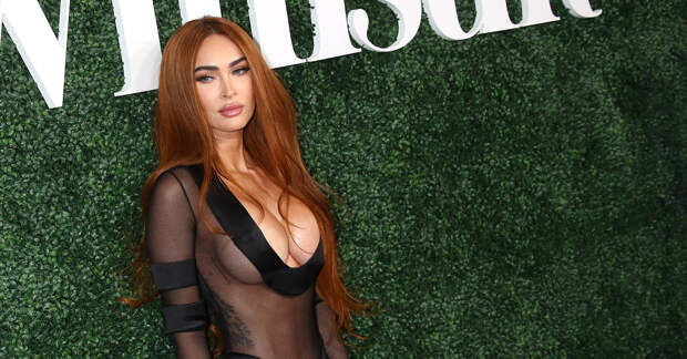 Актриса Меган Фокс опубликовала фото в бюстгальтере и мини-юбке