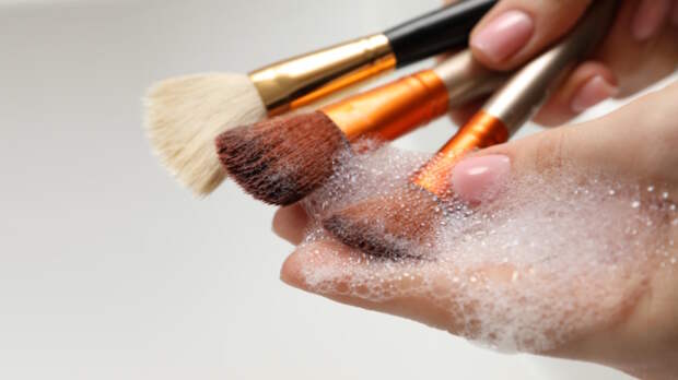 Мою кисти для макияжа раз в неделю – и они как новые, не линяют и не становятся жесткими