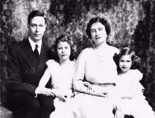 Георг VI с супругой и дочерьми. / Фото: www.pinimg.com
