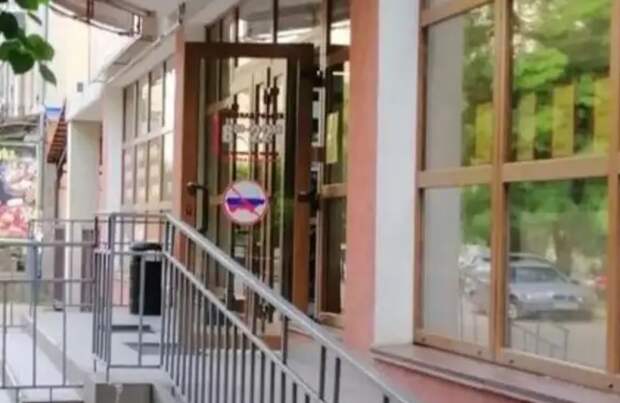 В украинских Черновцах вывесили знаки «Россиянам-свиньям вход запрещен»