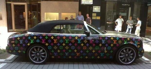 Rolls-Royce Phantom, покрытый логотипами Луи Виттон
