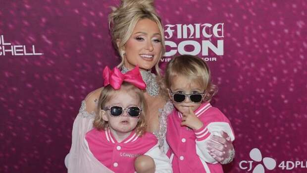 Эксплуатирует своих детей для рекламы: Пэрис Хилтон появилась с сыном и дочкой на премьере