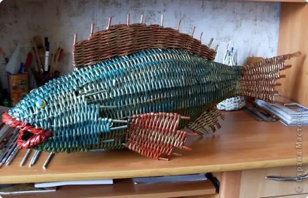 Рыба плетеная. Плетеная рыбка. Рыба плетеная. Плести рыбу. Рыба из трубочек.