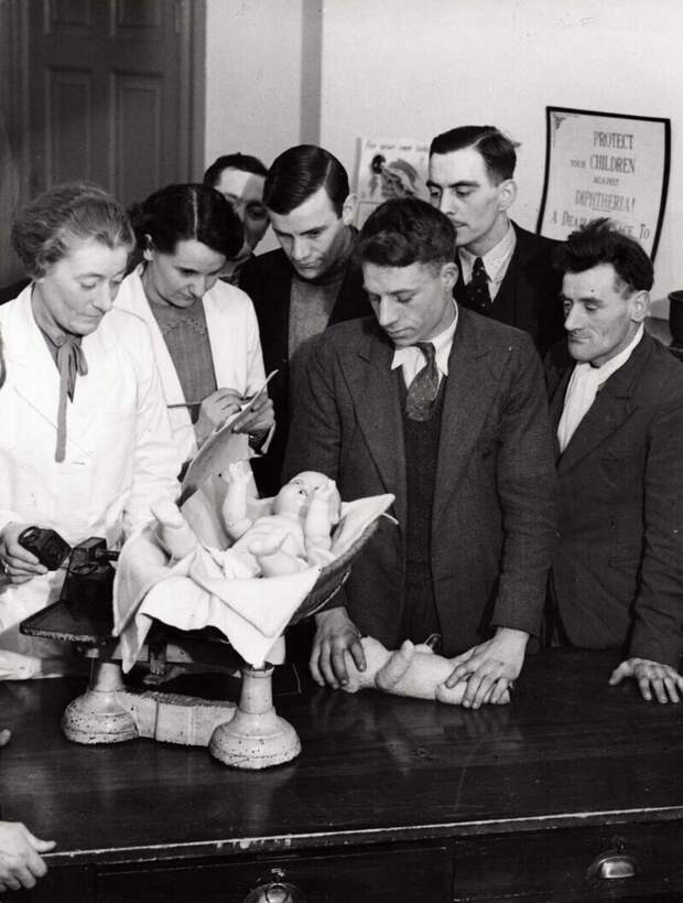 Курсы для мужчин по уходу за детьми. Голландия, 1938 г Курсы для мужчин по уходу за детьми. Голландия, 1938 г