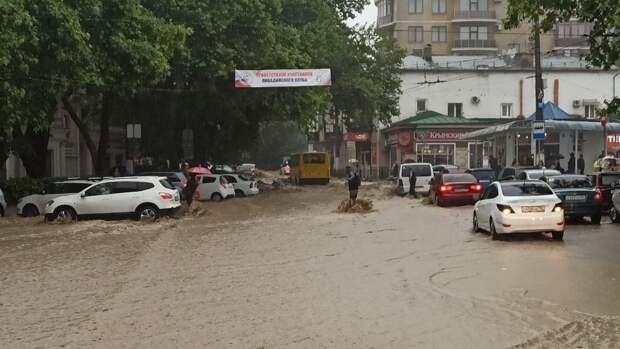 Жителей затопленных зон Ялты эвакуируют