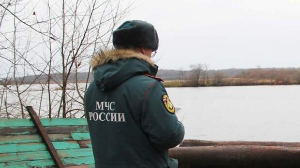 Ребенок погиб, провалившись под лед в Свердловской области, двое спаслись